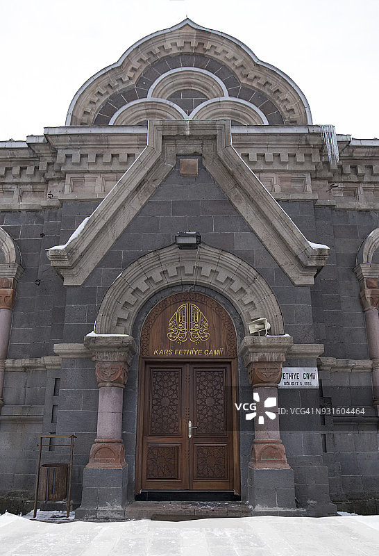 土耳其卡尔斯，费特希耶清真寺和旧俄国教堂（亚历山大·涅夫斯基大教堂）的入口，冬日景色图片素材