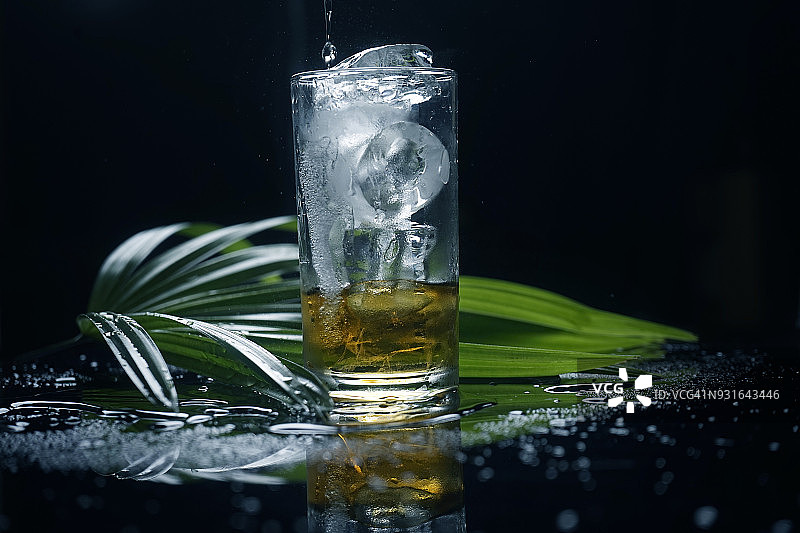 冰块落入威士忌图片素材