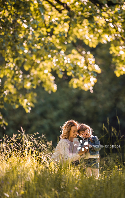 快乐的母女在春日公园里享受时光图片素材