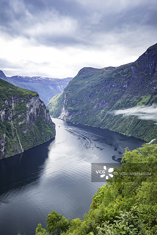 云雾中的峡湾图片素材