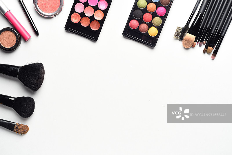化妆师工作台俯视图：白色背景化妆品平铺图片素材