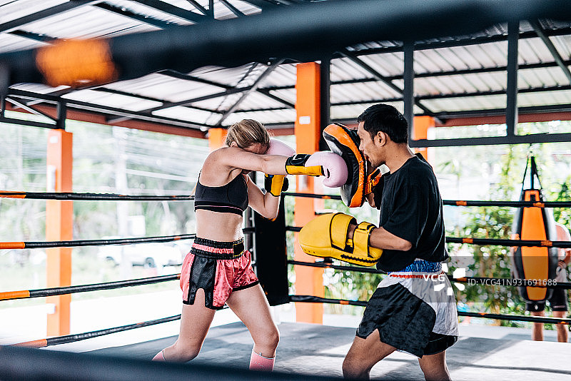 来自世界各地的人们在泰国营地练习泰拳图片素材