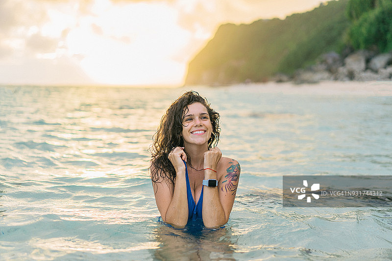 在巴厘岛海中游泳的女人图片素材