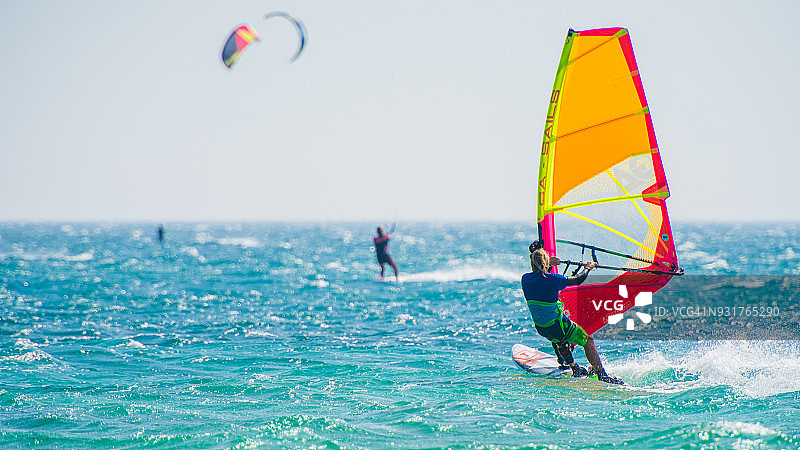 女性进行风筝冲浪和帆板运动图片素材