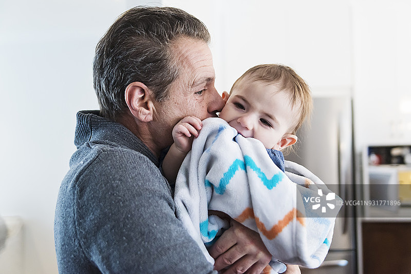 家中，祖父和孙子之间的温馨时刻图片素材
