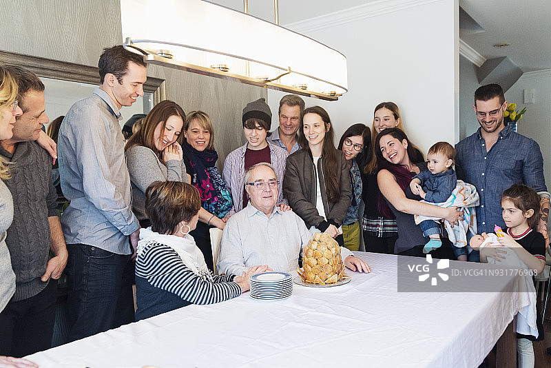 四代同堂庆祝祖父80岁生日图片素材