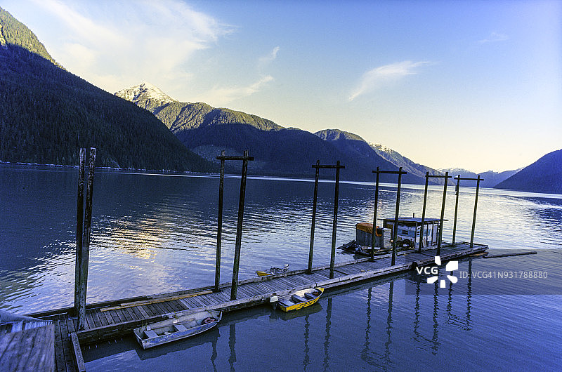 加拿大不列颠哥伦比亚省斯图尔特波特兰运河上的木板路图片素材