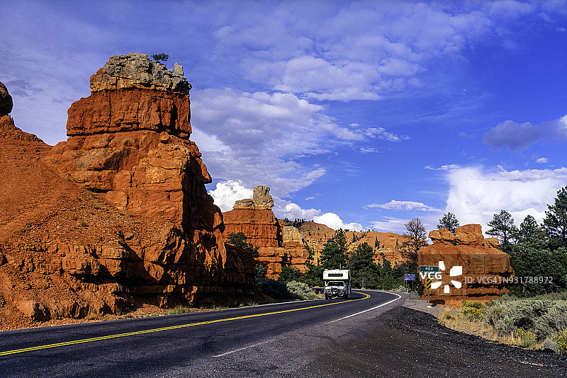 红峡谷高速公路入口，房车行驶在犹他州布莱斯峡谷附近图片素材