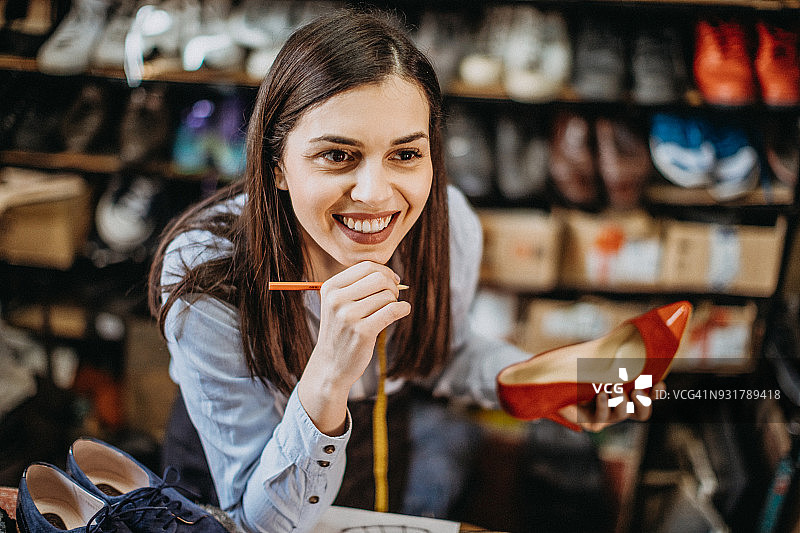 女鞋匠喜爱红鞋图片素材