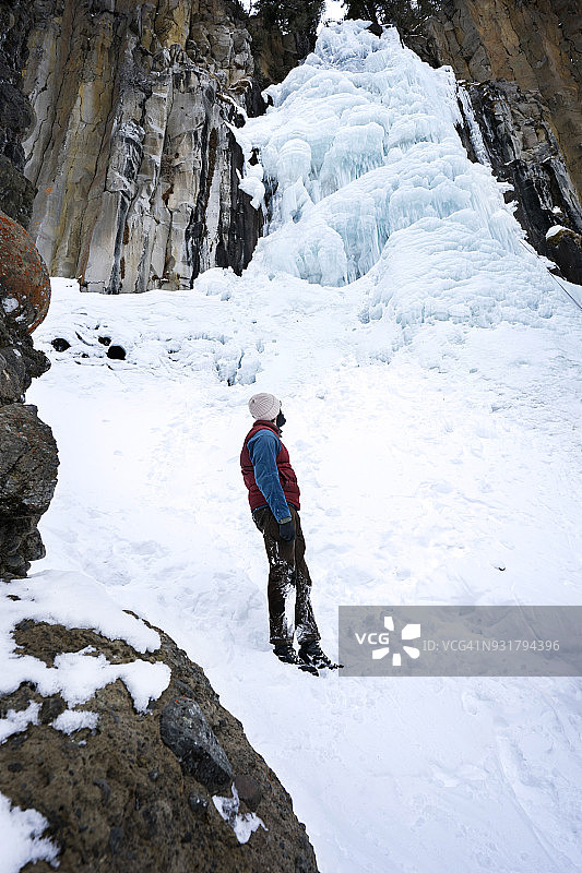 男子参观博兹曼冰冻的悬崖瀑布图片素材