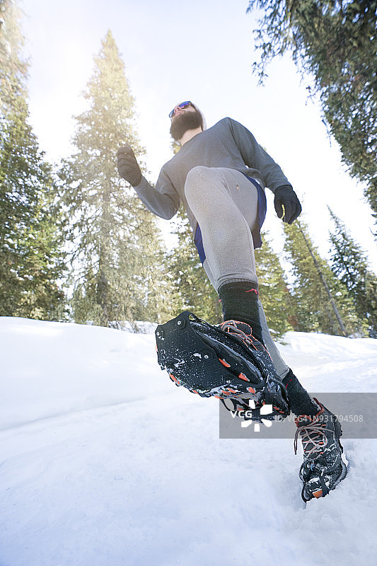 冬季越野跑者的低角度视图图片素材