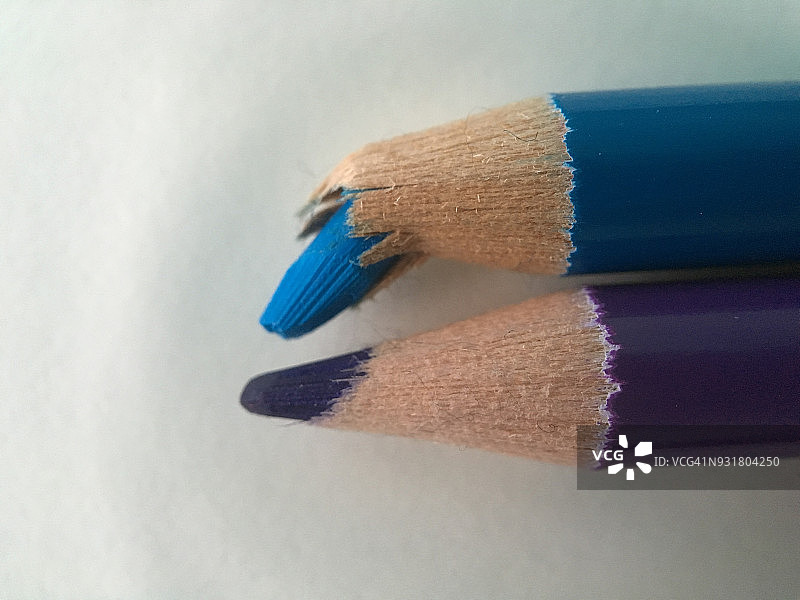 一对彩色铅笔，其中一支笔尖断裂图片素材