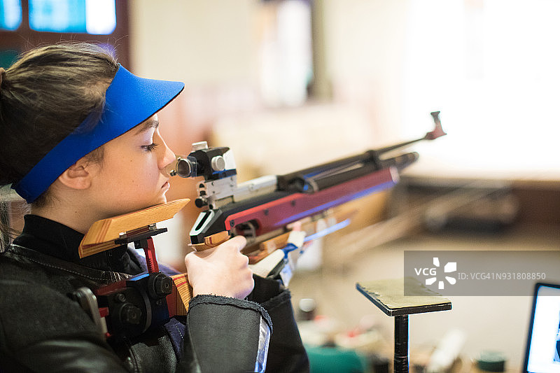 准备射击的女人图片素材