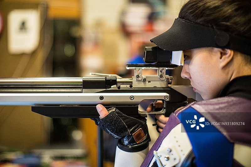 持运动枪的女人图片素材