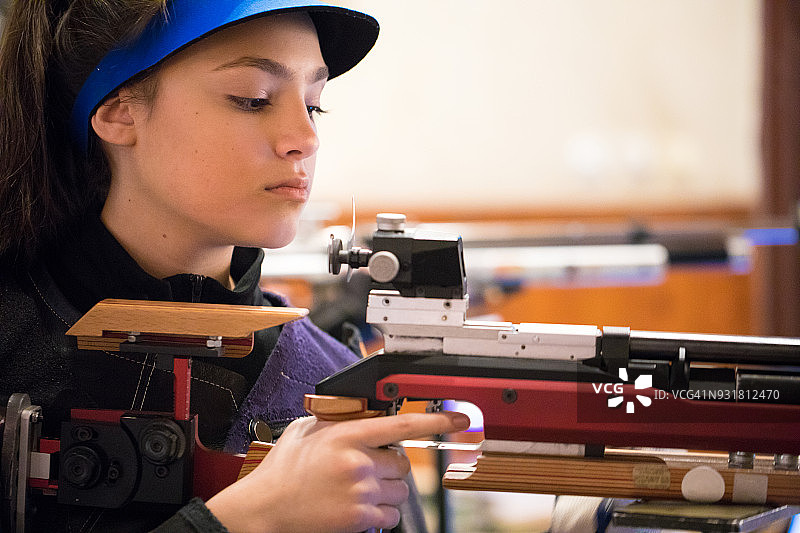 女人拿着运动枪准备射击图片素材