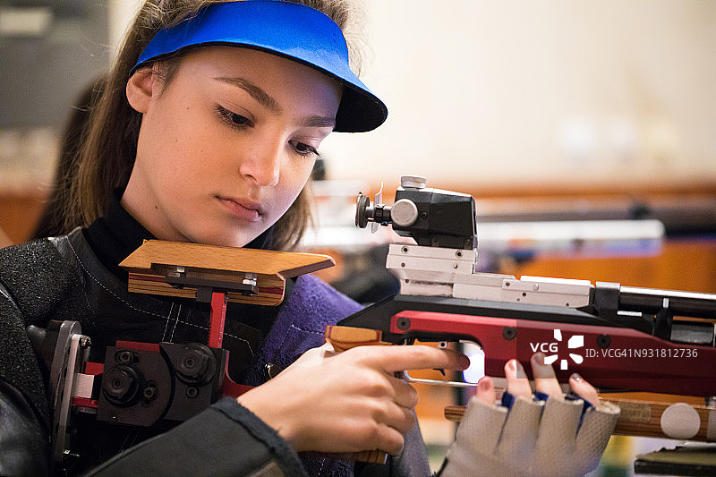 女人拿着运动枪准备射击图片素材