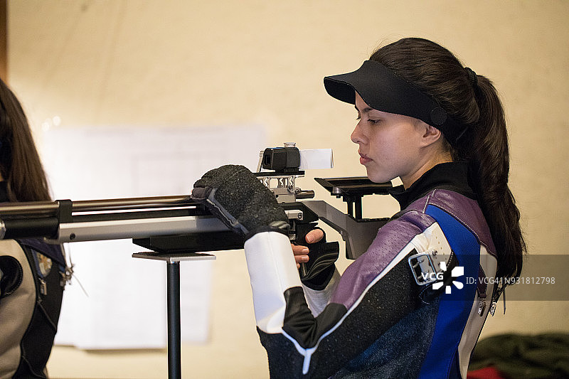 参加射击运动的年轻女人图片素材