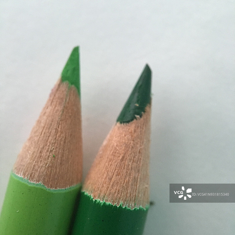 一对绿色铅笔头图片素材