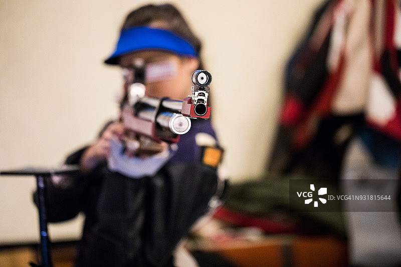 女子用枪指着镜头图片素材