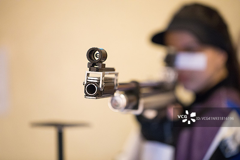 女子用枪指着镜头图片素材