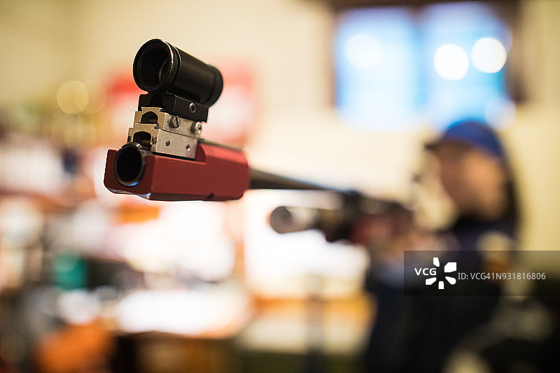 女人用猎枪指向镜头图片素材