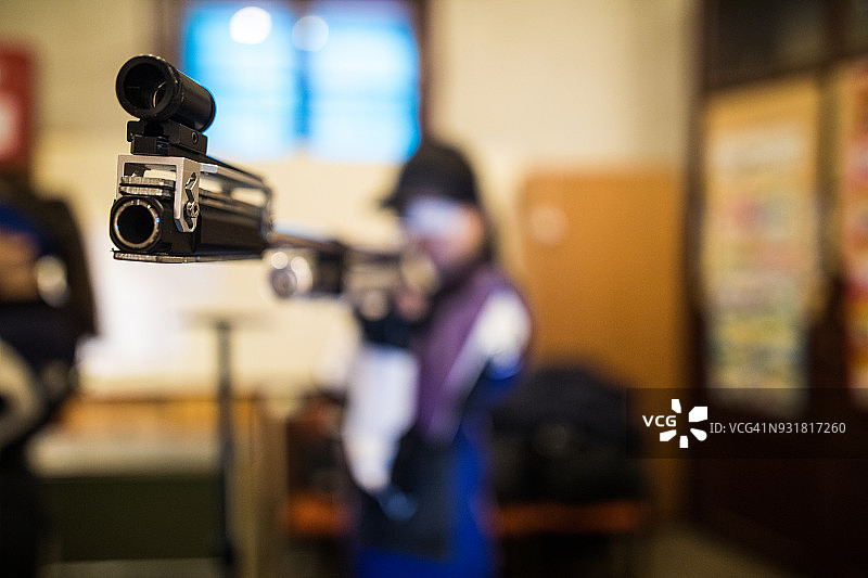 女人用猎枪指向镜头图片素材