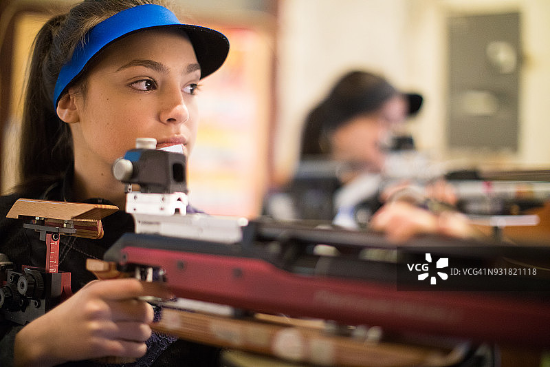 女子射击运动图片素材