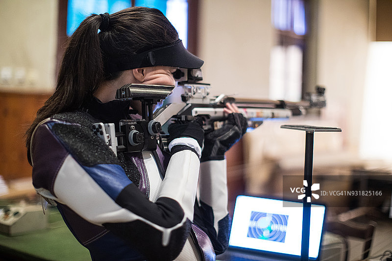 持枪瞄准目标的女人图片素材