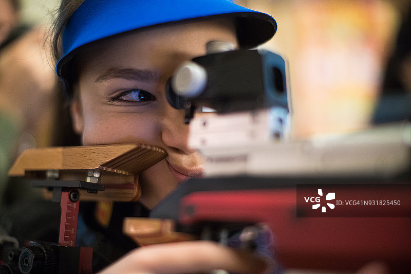 持枪瞄准目标的女人图片素材