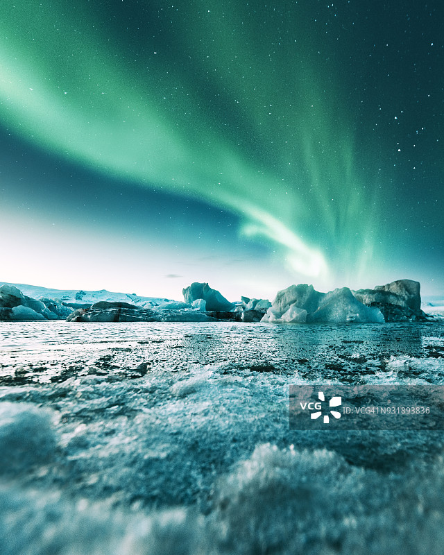 冰岛杰古沙龙冰河湖上的北极光图片素材