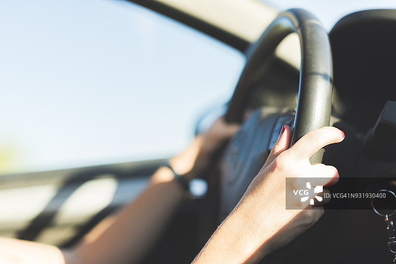 女人驾驶她的汽车图片素材