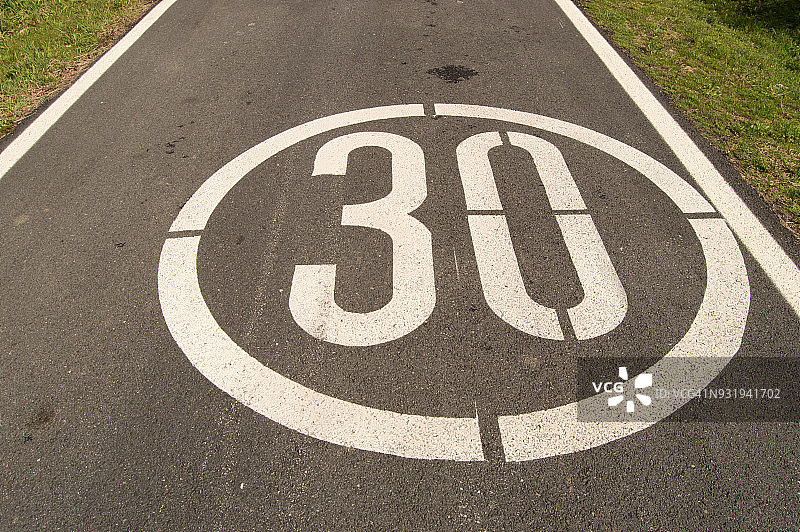 新漆的限速30标志图片素材