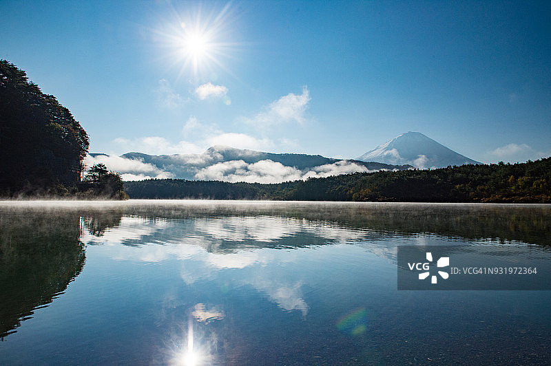 从西湖看到的雪山富士山图片素材