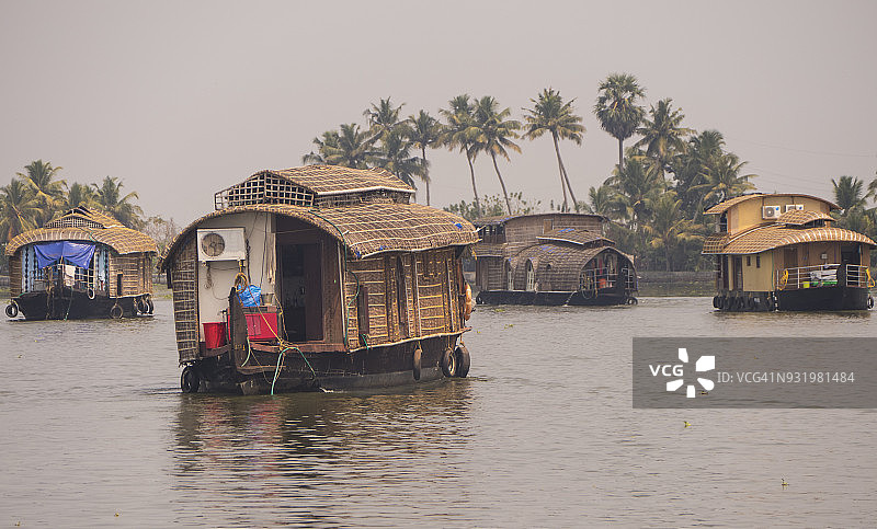 印度喀拉拉邦回水区的传统印度船屋图片素材
