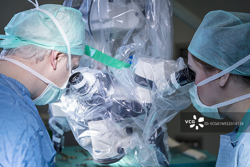 使用手术机器人的微创手术图片素材