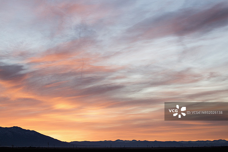日出时分山脉上空的壮丽云彩图片素材