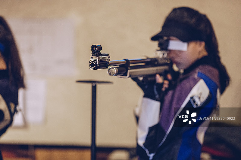 在射击场的美丽女人图片素材