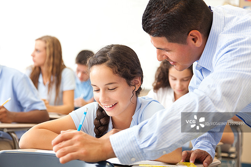 女老师帮助女小学生图片素材