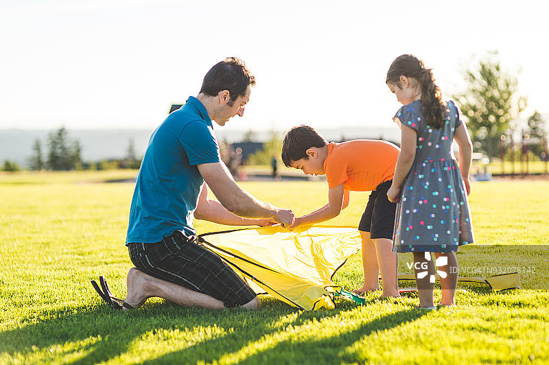 全家去公园游玩图片素材