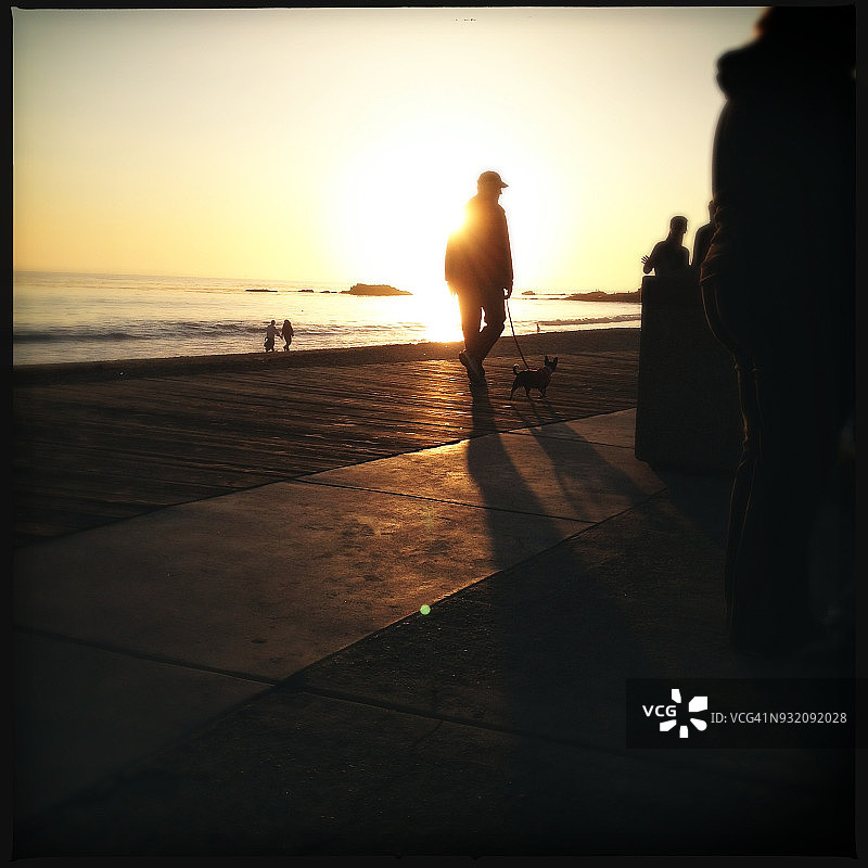 日落时的人物剪影图片素材