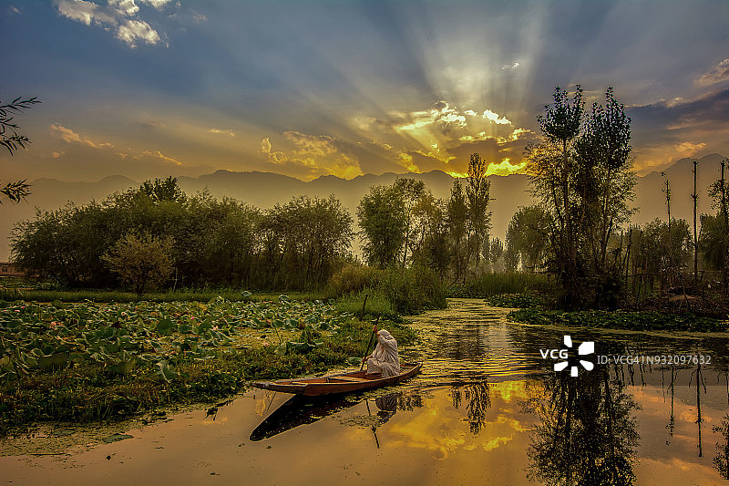 印控克什米尔斯利那加达尔湖日出景色图片素材