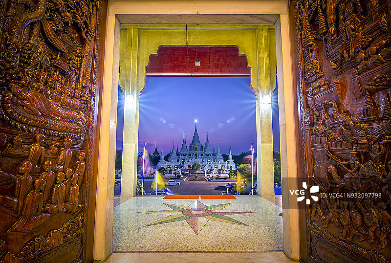 泰国阿索卡拉姆寺日落后的暮光图片素材