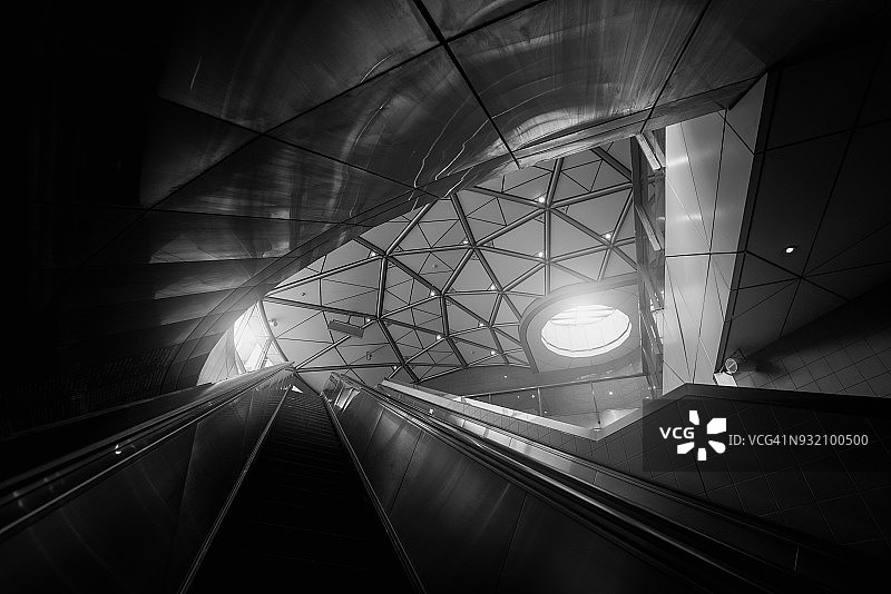 黑白太空飞船内部金属结构图片素材