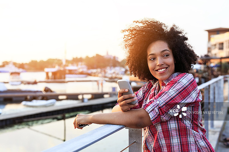 非洲裔女人在港口使用手机图片素材