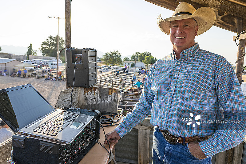牛仔竞技表演的播音员图片素材
