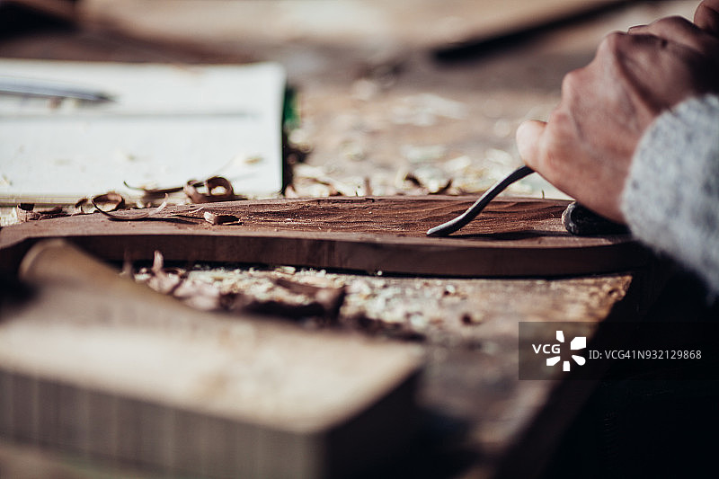 木工工作台上用于木头的凿子特写图片素材