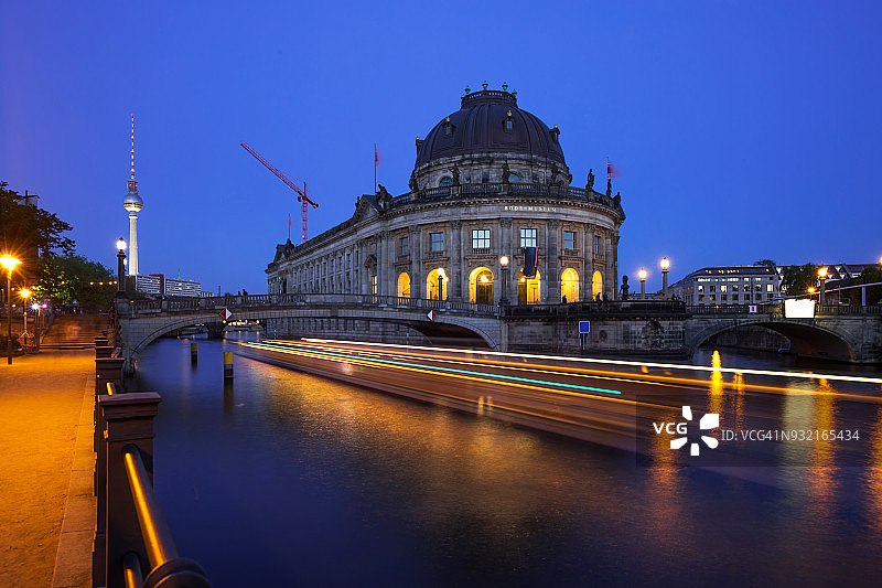 柏林施普雷河上的游船，电视塔和博德博物馆图片素材