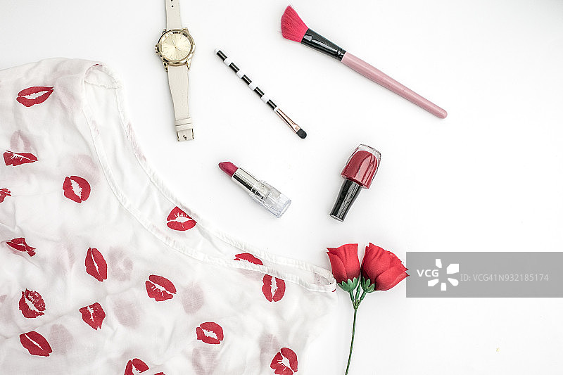 白色背景上的女士服装、鲜花和化妆品图片素材