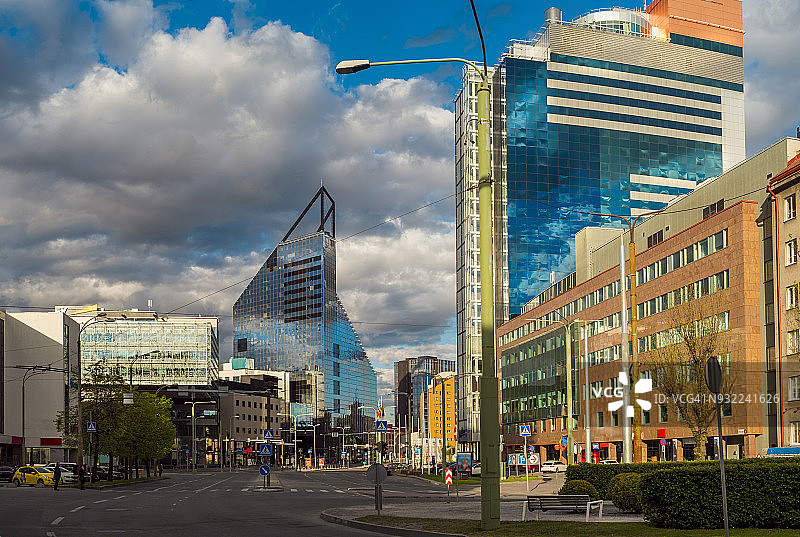 爱沙尼亚塔林拉瓦拉大道的现代街景全景图片素材