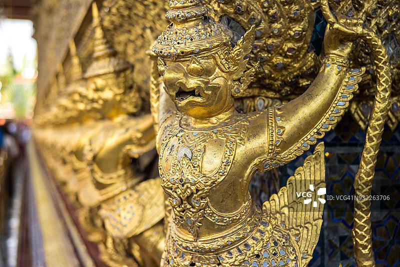 玉佛寺金色宗教雕像（迦楼罗雕像）图片素材